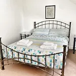 Central, 2 Bed Town House With Free Parking By Lains Lettings