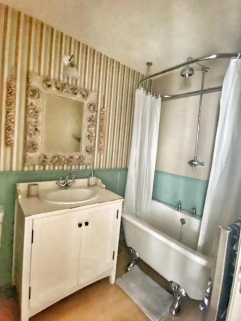 Central, 2 Bed Town House With Free Parking By Lains Lettings *
