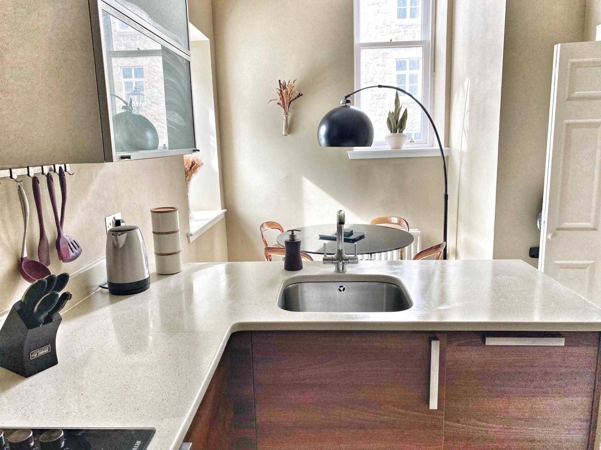 Apartment Central, 2 Bed Town House With Free Parking By Lains Lettings Aberdeen